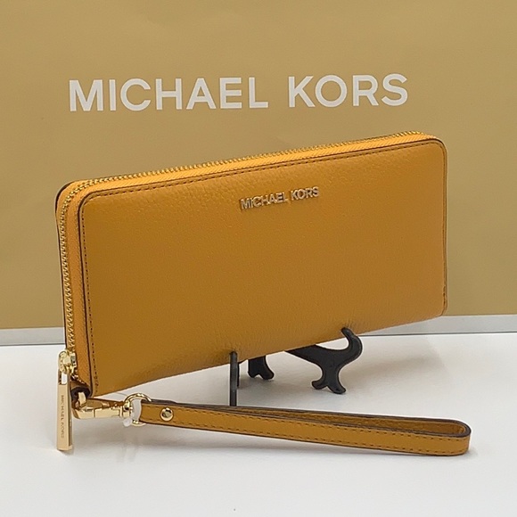 MICHAEL KORS LARGE TRAVEL CONTINENTAL WRISTLET WALLET MARIGOLD COLOR
NWT - Picture 15 of 16